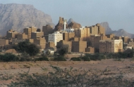 تبادل قصف مدفعي وصاروخي عنيف في جبهات شبوة