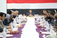 مجلس الوزراء يطالب التحالف بمنع دخول أي سفن غير مصرح لها الى المياه اليمنية