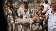 الصورة لطفل قتل في الغارات الجوية التي استهدفت سوقا شعبيا الاسبوع الماضي