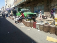 المواطنون في تعز ورحلة البحث عن الغاز المنزلي