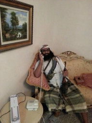 في اول ظهور له.. باطرفي يعلن نفسه اميرا للمكلا ويقر عدم صرف رواتب الجيش والامن
