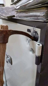الصورة لخزنة جامعة إب التي تم نهبها وتكسيرها